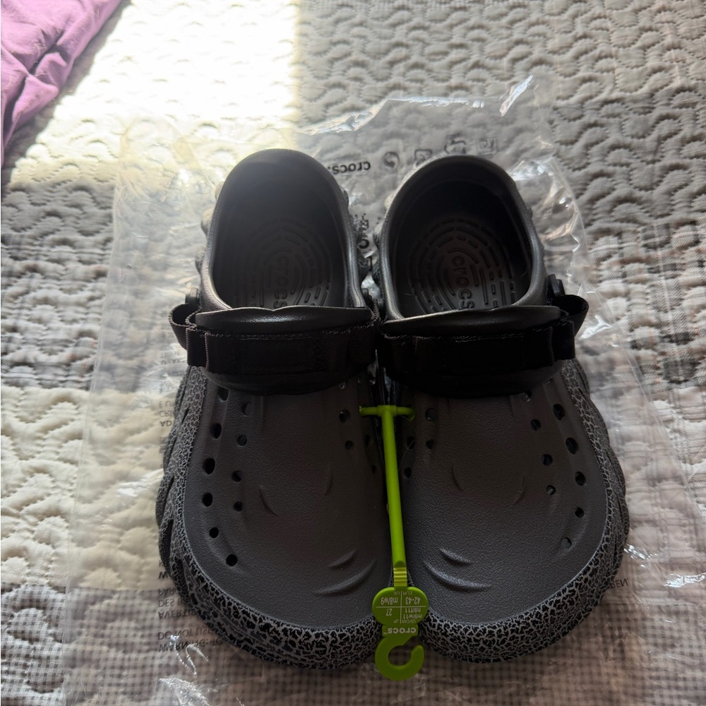 Slate grey crackle echo clog ( crocs ) men’s 9/ women’s 11